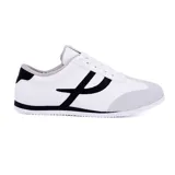 Championes deportivos blancos con detalles en negro y gris.