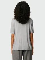 Remera de algodón gris con cuello redondo y logo bordado pequeño en el pecho.