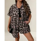 Conjunto de dos piezas compuesto por una camisa de manga corta con cuello italiano y cierre frontal de botones, y un short con cintura elástica y bolsillos laterales. Ambas prendas presentan un diseño estampado de animal print.