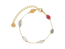 Pulsera de cadena fina de acero con baño de oro, adornada con pequeñas piedras naturales de diversos colores y formas irregulares, y cierre de mosquetón con cadena de alargue.