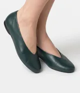 Ballerinas de cuero color verde oscuro, de diseño minimalista con punta redonda, escote en V profundo en el empeine y suela plana.