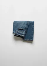 Jeans de corte mom-fit con tiro alto, confeccionados en tejido de algodón estilo vaquero. Presentan diseño de cinco bolsillos, cierre de cremallera con botón y trabillas en la cintura.