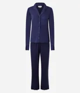 Pijama largo estilo americano marca Lov, compuesto por una camisa de manga larga con cuello solapa, botones frontales y bolsillo, y un pantalón con cintura elástica. Ambas piezas presentan detalles de encaje en puños y ruedo.