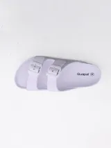 Sandalia tipo 'slide' de una sola tira ancha, color verde menta, con hebilla ajustable de dos pines.