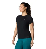 Remera deportiva de manga corta Columbia, confeccionada en tejido técnico con tecnología de enfriamiento y absorción de humedad. Presenta cuello redondo, corte ergonómico y logo de la marca estampado en el pecho.