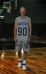 Bermuda deportiva gris con cintura elástica de rayas negras y grises. Estampado frontal con la palabra "RAVERS" y el número "90" en tipografía universitaria negra con borde blanco.