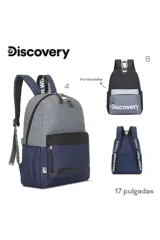 Mochila de dos tonos, gris claro en la parte superior y azul marino en la inferior, con la palabra "Discovery" estampada en negro en el frente. Posee correas de hombro ajustables con texto impreso y tiradores de cierre en forma de D.