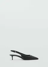 Zapato destalonado negro de tejido de fibra natural con detalle de tachuelas, punta fina, cierre de hebilla y tacón kitten de 4,5 cm.
