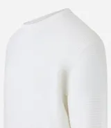 Suéter negro de tejido de punto maquinetado con cuello redondo y manga larga.