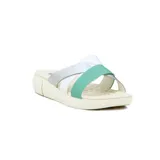 Sandalias con plataforma color crema, con tiras cruzadas en blanco, plateado y verde agua.