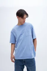 Remera color crudo de algodón con calce oversize, manga corta, cuello redondo y estampa en la espalda con texto en color negro.