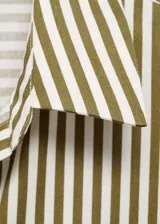 Camisa de corte regular con estampado de rayas verticales en color verde oliva y blanco. Presenta cuello camisero, cierre frontal con botones, manga larga con puños abotonados y un bolsillo de parche en el pecho con diseño de rayas en contraste.