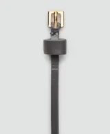 Cinturón fino de diseño minimalista, confeccionado en piel bovina con hebilla metálica de zinc.