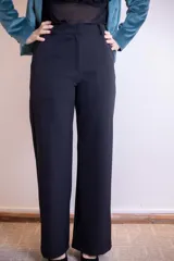 Pantalón de vestir negro, de corte recto y tiro alto.