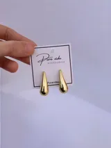 Aros dorados con diseño en forma de gota y acabado brillante.