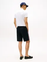 Pantalón corto de corte amplio confeccionado en algodón, con cintura elástica ajustable mediante cordón y bolsillos traseros de parche.