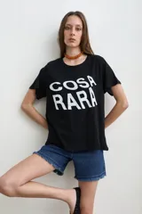 Remera negra de algodón con estampa frontal con la leyenda "COSA RARA" en color blanco, de corte holgado y mangas cortas.