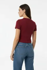 Remera de manga corta confeccionada en una mezcla de algodón y elastano, con diseño al cuerpo y cuello redondo.