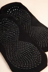 Medias soquete negras con base antideslizante.