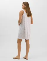 Camisón corto de tejido soft, sin mangas, con escote redondo, aplique de botones y detalle plisado en el frente. Estampado floral en tonos rosados y grises.