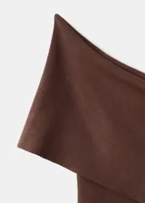Top asimétrico de tejido de punto fino color marrón, con diseño de un solo hombro y corte recto.
