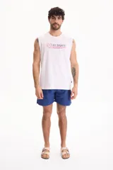 Musculosa blanca de algodón con estampado frontal deportivo "96 NY Sports" en tonos rojo y gris.