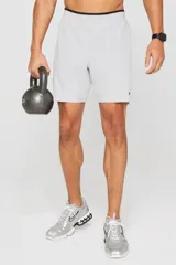 Short de entrenamiento Fabletics, color gris claro, con diseño deportivo, forro interno, bolsillos laterales y bolsillo oculto. Confeccionado en tejido técnico de alto rendimiento con propiedades absorbentes y elásticas.