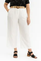 Pantalón palazzo de tiro alto confeccionado en viscosa, con cintura elástica y cinto incluido. Presenta un corte wide leg y cuenta con dos bolsillos laterales.