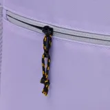 Mochila unisex color lila con base negra, bolsillo frontal con cierre, compartimento principal con cierre, bolsillos laterales de malla y presillas frontales para accesorios. Las correas de los hombros son ajustables y transpirables.