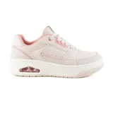 Zapatilla deportiva Skechers Uno - Courted Style para mujer, color beige claro con detalles en rosado. Presenta una parte superior de cuero en relieve, cordones blancos y una entresuela gruesa blanca con una cámara de aire visible en el talón.