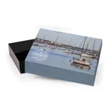 Billetera de cuero marrón oscuro, con diseño plegable, compartimentos para tarjetas, doble espacio para billetes y visor transparente.