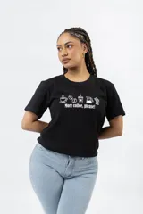 Remera negra de manga corta con estampado blanco de iconos de café y la frase "More coffee, please!".