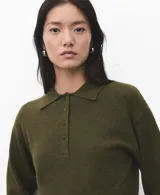 Jersey de punto verde militar con cuello polo y cierre frontal parcial con botones. Presenta manga larga y diseño de corte recto.