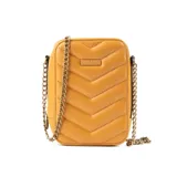 Bandolera mini color camel de símil cuero acolchado con diseño de chevron. Tiene correa regulable con herrajes dorados, cierre superior y un bolsillo interno con cierre.