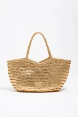 Bolso shopper grande de mano y hombro, de diseño trenzado en acabado metalizado dorado, con doble asa superior y detalle de parche frontal con logo de la marca.