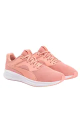 Championes deportivos Puma Transport de mujer, color rosa salmón con suela blanca.