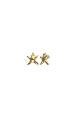 Aros tipo stud con diseño de estrella de mar, bañados en oro 18k.