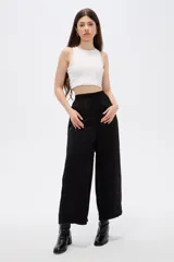 Pantalón ancho negro de poliéster, con tiro alto y cintura elástica.