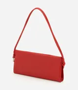Bolso pequeño tipo bowling de estructura flexible y acabado liso. Cuenta con asa de hombro fija ajustable mediante nudos laterales y cierre magnético.