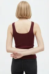 Musculosa de algodón azul con diseño de canalé, cuello redondo y tirantes anchos, ajustada al cuerpo.