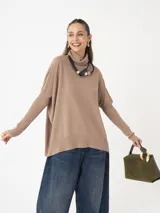 Sweater azul con cuello alto y puños de piel sintética color rosa.