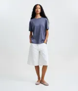 Remera boxy de manga corta y cuello redondo, confeccionada en algodón liso negro de corte holgado.