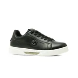 Championes urbanos Korium modelo Alida, de color negro con suela blanca y detalle metálico dorado en el lateral de la entresuela. Presentan un diseño de ecuero con cordones al tono y logo circular decorativo en el lateral.