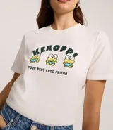 Remera blanca de algodón con cuello redondo y manga corta. Presenta un estampado frontal con el personaje Keroppi y el texto "KEROPPI! YOUR BEST FROG FRIEND".