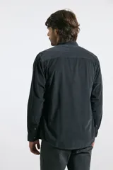 Camisa de manga larga confeccionada en pana de algodón, con cuello button-down y bolsillo frontal en el pecho.