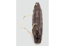 Bolso tipo clutch de color marrón oscuro, con diseño trenzado y estructura rígida.