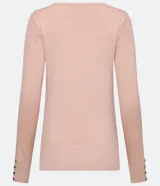 Suéter de punto color rosado, con cuello barco, mangas largas y puños con botones decorativos. El dobladillo también es acanalado.