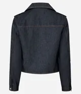Campera estilo biker confeccionada en denim oscuro, con diseño estructurado, cuello con solapas, cierre frontal asimétrico y botones a presión metálicos.