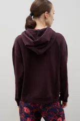 Campera tipo hoodie con cierre frontal, capucha con cordones ajustables y logo bordado en el pecho. Presenta puños y ruedo acanalados.