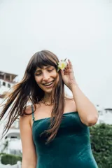 Traje de baño entero verde oscuro de terciopelo, con breteles finos y copas desmontables.